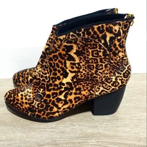 Cynthia Vincent Dane Leopard Ankle Boots with gold zippers Size 8